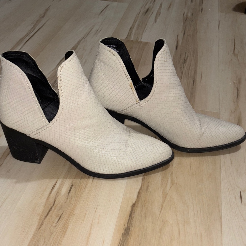 Steve Madden Cream Textured Ankle Booties